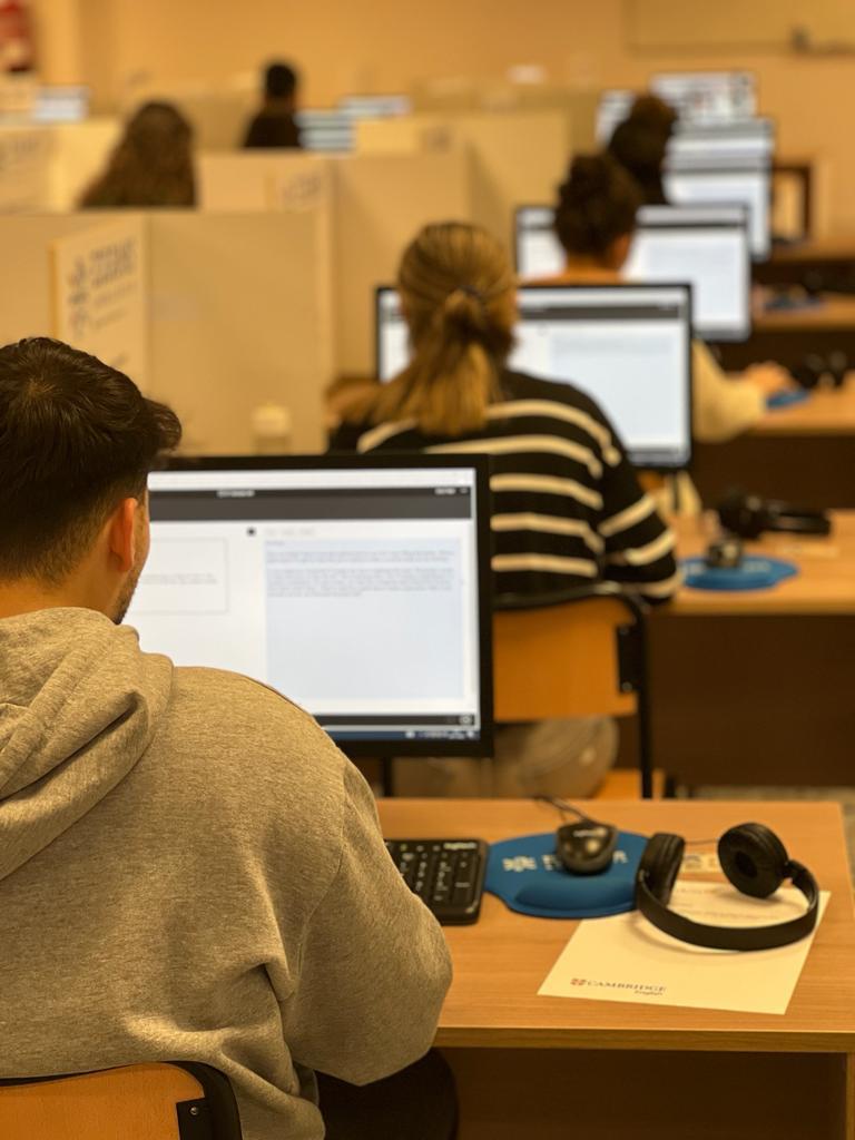 Las academias de inglés andaluzas realizarán en 2024 el doble de exámenes de Cambridge por ordenador que este año, debido a la gran demanda